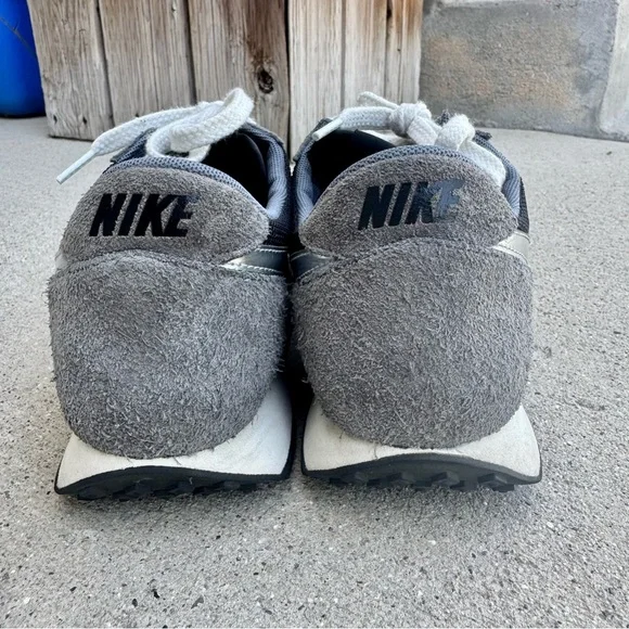 Nike Waffle running shoes Men's Black and Gray Sneakers size 10.5 10 1/2